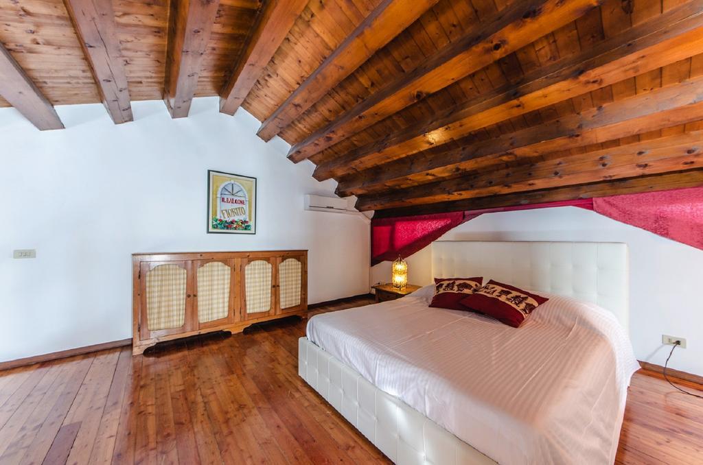 Вилла Novalesi Red House Ноале Экстерьер фото