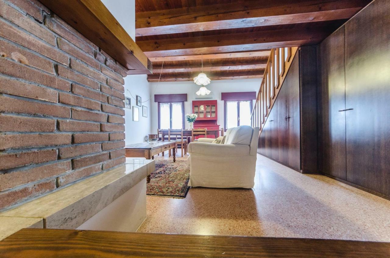Вилла Novalesi Red House Ноале Экстерьер фото